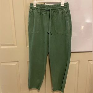 ZARA pants in green with pockets. Never worn, in a very good condition.